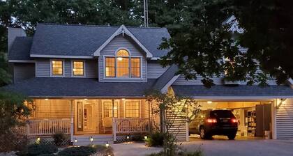 LakePath Beach House - walk to beach, hot tub, pets