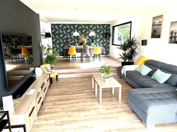 Smart TV, fireplace, table tennis, stereo