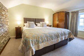 3 habitaciones, tabla de planchar con plancha, cuna de viaje y internet 