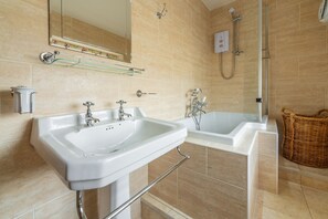 Combined shower/tub, hair dryer, towels