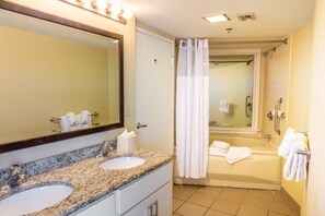 Secador de pelo, bidet, toallas, jabón
