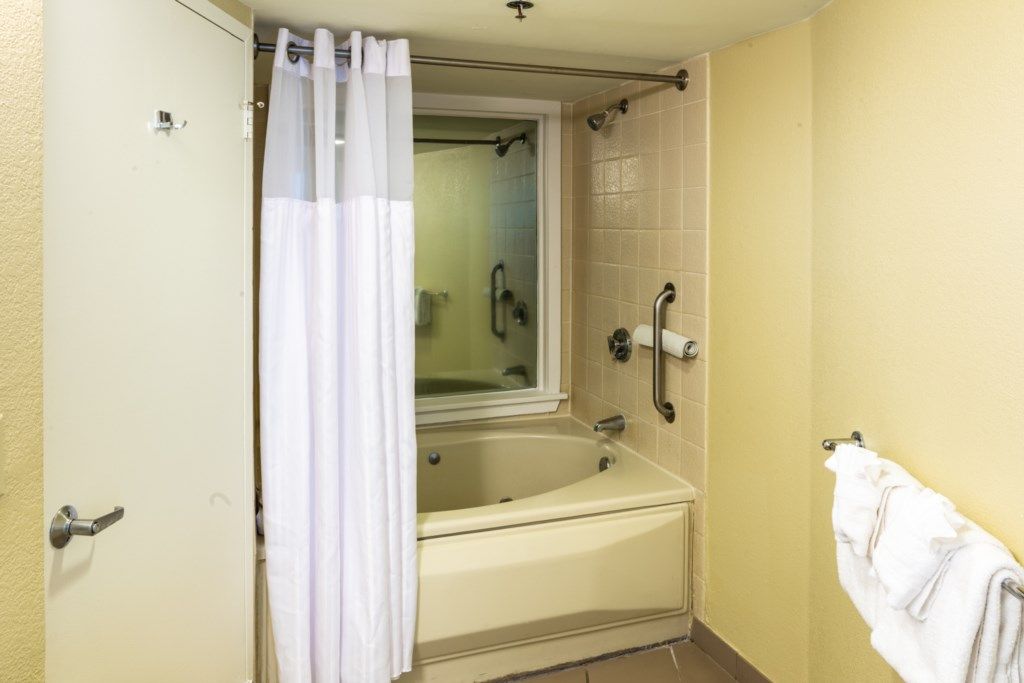Un baño con bañera, ducha e inodoro.