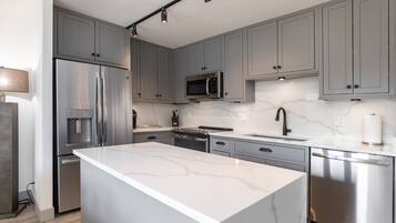 Réfrigérateur, micro-ondes, four, plaque de cuisson