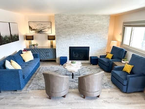 Smart TV, chimenea y libros