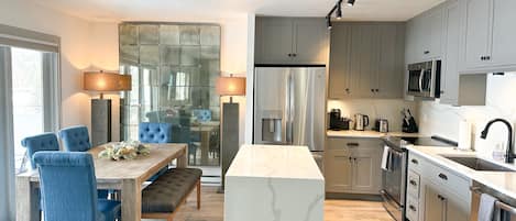 Réfrigérateur, four à micro-ondes, un four, surface de cuisson