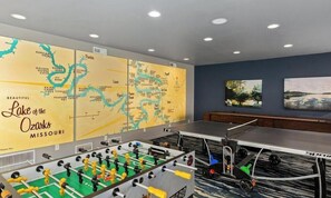 Une pièce équipée d’un baby-foot, d’une table de ping-pong et d’une grande carte du lac des Ozarks.