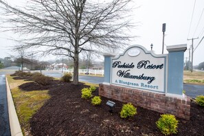A sign for Parkside Resort in Williamsburg.
