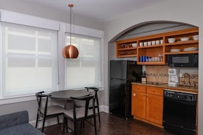 Réfrigérateur, micro-ondes, plaque de cuisson, lave-vaisselle