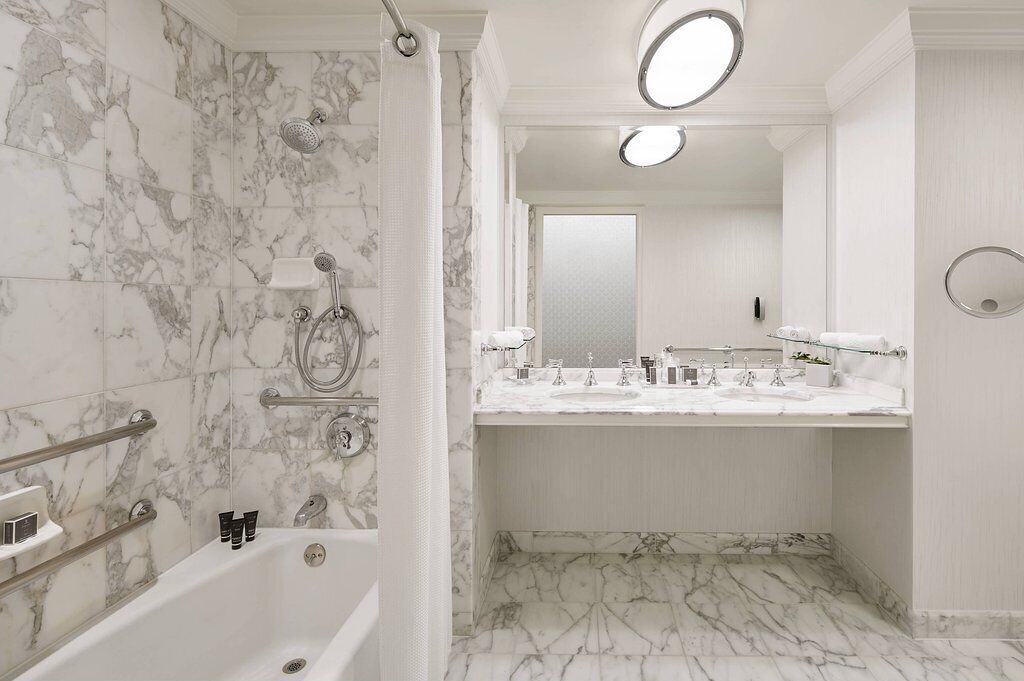 Secadora de cabello, bidet, toallas, jabón 