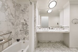 Haartrockner, Bidet, Handtücher, Seife