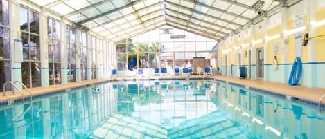 من حمّامات السباحة المغطاة، حمّام سباحة مُدفَّأ