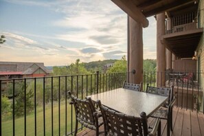 Outdoor dining - Wilderness Club™ at Big Cedar® - 2 Bedroom Cabin (Ridgedale)