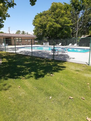 Outdoor pool - Relaxing condo getaway (Huntsville)