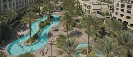 Een buitenzwembad en een verwarmd zwembad