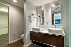 Bathtub, hair dryer, towels - Spacious Chic 1Br East Nashville Loft! (Nashville)