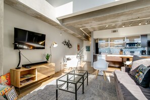 Televisión, libros, biblioteca musical y estéreo 