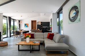 Televisor intel·ligent, futbolí, taula de tennis de taula i oficines 