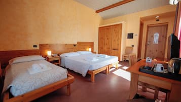 Tripla Comfort | Una scrivania, tende oscuranti, Wi-Fi gratuito, lenzuola