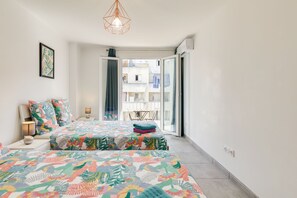 4 chambres, fer et planche à repasser, lit de bébé portatif