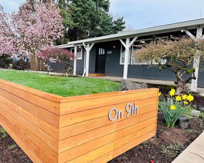 Property grounds - Walk to 9 Wineries & Red Hills Market•Firepit•Trellis•Swing•Fast Wifi (Dundee)