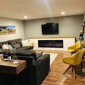 Smart TV, fireplace, stereo - Walk to 9 Wineries & Red Hills Market•Firepit•Trellis•Swing•Fast Wifi (Dundee)