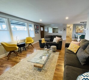 Smart TV, chimenea y estéreo