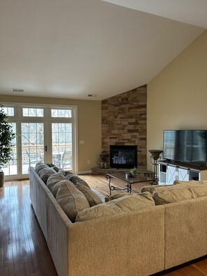 Smart TV y chimenea 
