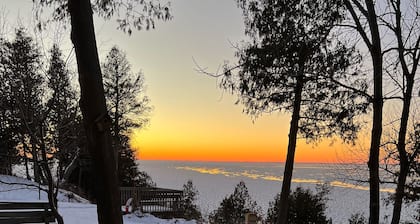 5 Bedroom Waterfront Escape: The Perfect Door County Getaway - Families & Groups