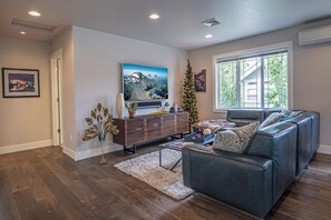 Smart TV, fireplace, DVD player, table football - Sweet Spot- Oasis in Walkable Old Bend, Salt Hot Tub, AC, 100+mbps Wifi, 30 nts (Bend)