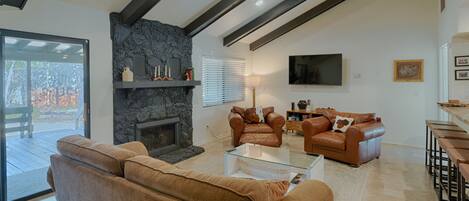 Smart TV, fireplace
