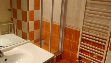 Dusche, Haartrockner, Handtücher, Seife