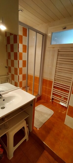 Dusche, Haartrockner, Handtücher, Seife