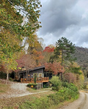 Exterior - Mountain view cabin, fully remodeled, huge screen in porch with panoramic view. (Franklin)