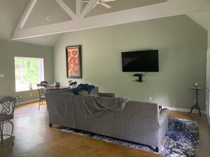 Smart-TV, Kamin, Arbeitsbereiche