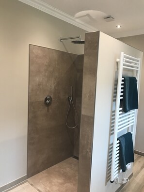 Bathtub, hair dryer, towels, toilet paper