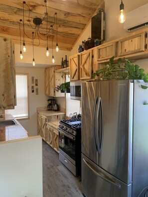 Een koelkast, een microgolfoven, een oven, een kookplaat