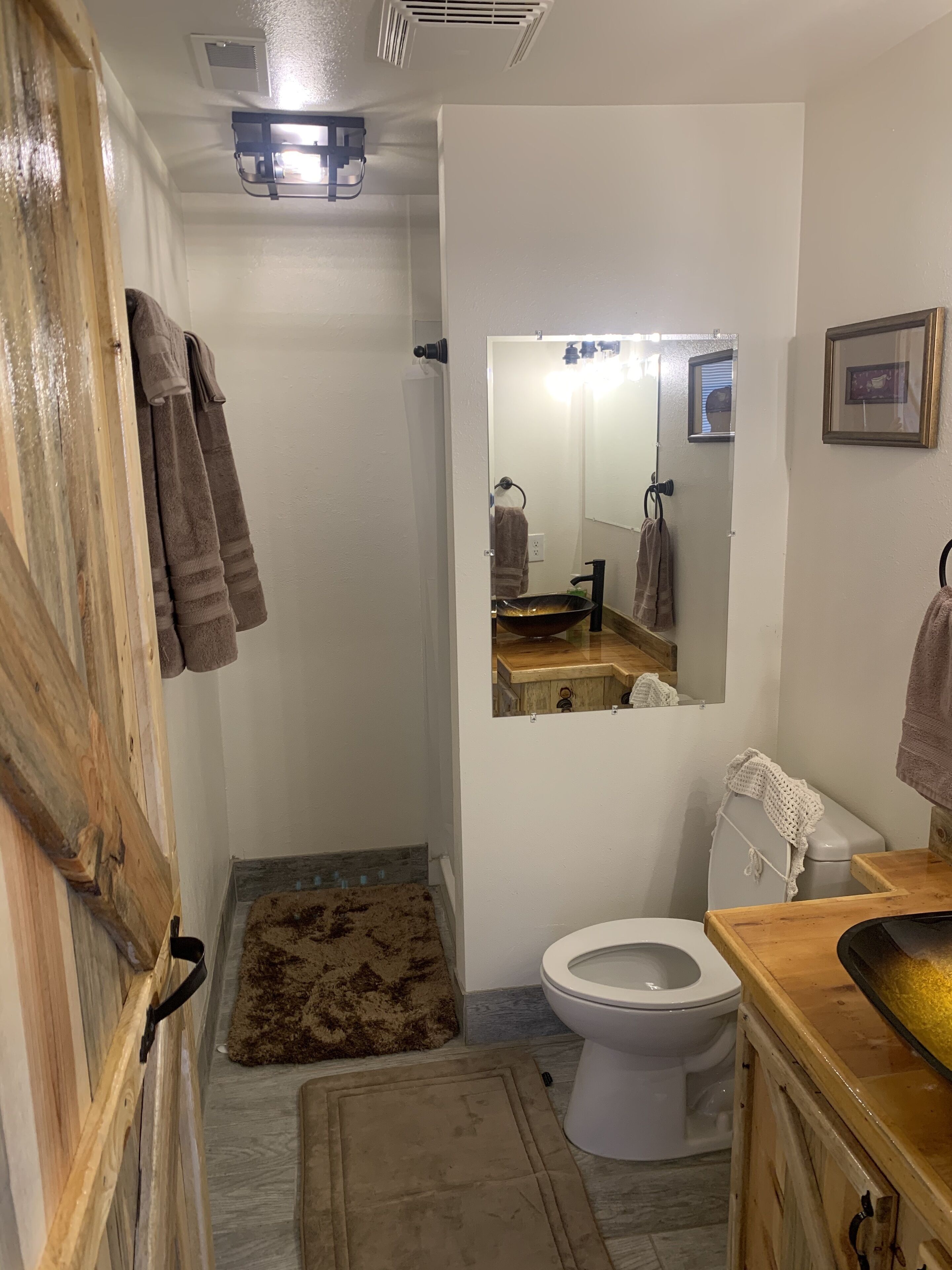 Een douche, handdoeken, zeep, toiletpapier