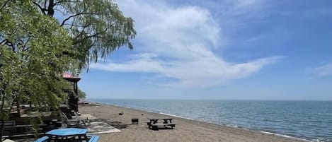 På stranden