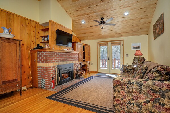 Smart-TV, Kamin, Netflix, DVD-Player