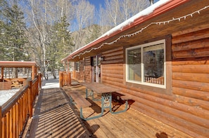 Outdoor dining - Aspen Grove - spend some time by a creek! 3 bedrooms each with private entrance. (Nathrop)