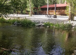 Property grounds - Aspen Grove soak in the hot tub, enjoy hot chocolate, and a cozy fireplace! (Nathrop)