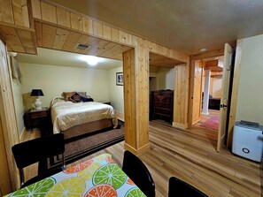 3 bedrooms, desk, iron/ironing board, free WiFi - Aspen Grove - spend some time by a creek! 3 bedrooms each with private entrance. (Nathrop)