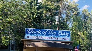 Ein kleiner Kiosk namens 'Dock of the Bay' mit Eis, Benzin, Snacks und Getränken.