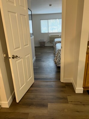 1 habitación, tabla de planchar con plancha, wifi gratis y ropa de cama