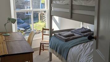 3 slaapkamers, een bureau, een strijkplank/strijkijzer, reisbedje