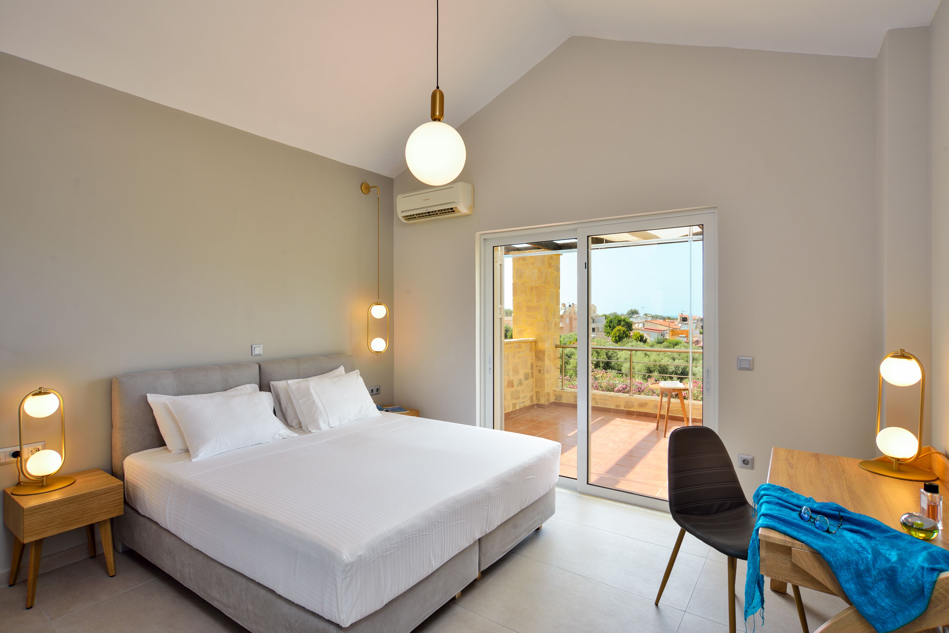 2 bedrooms, in-room safe, desk, iron/ironing board