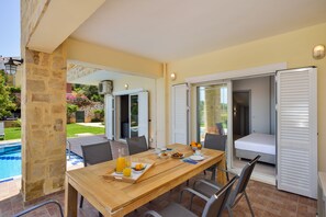 Outdoor dining - Elma's Villa, a peaceful, family friendly villa,  close to Agioi Apostoloi beach (Agioi Apostoloi)