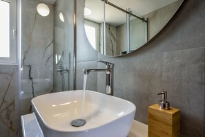 Bathtub, hair dryer, towels, soap - Elma's Villa, a peaceful, family friendly villa,  close to Agioi Apostoloi beach (Agioi Apostoloi)