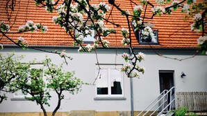 Ein Gebäude mit einem Ziegeldach, einer Treppe und einem Fenster mit Blick auf den Himmel.