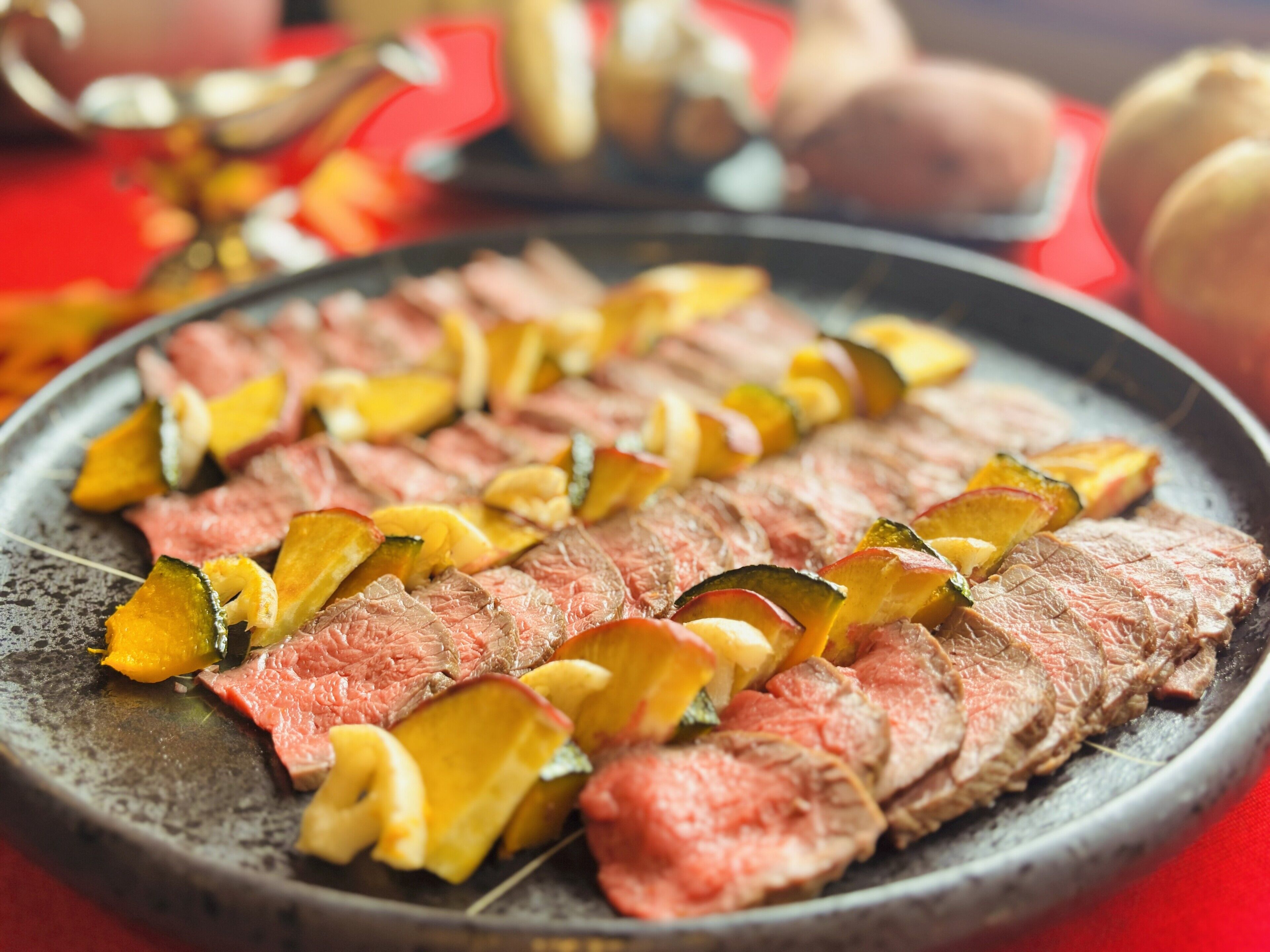 Un piatto di carne e verdure infilzate.